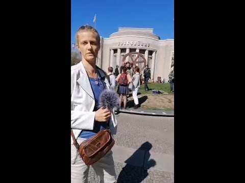 Grundgesetz zu verschenken?! Ein Spaziergang zur Volksbühne, Berlin